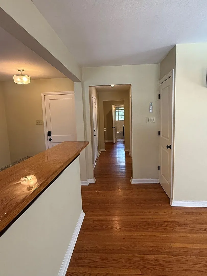 Broadway Manor — Photo 4