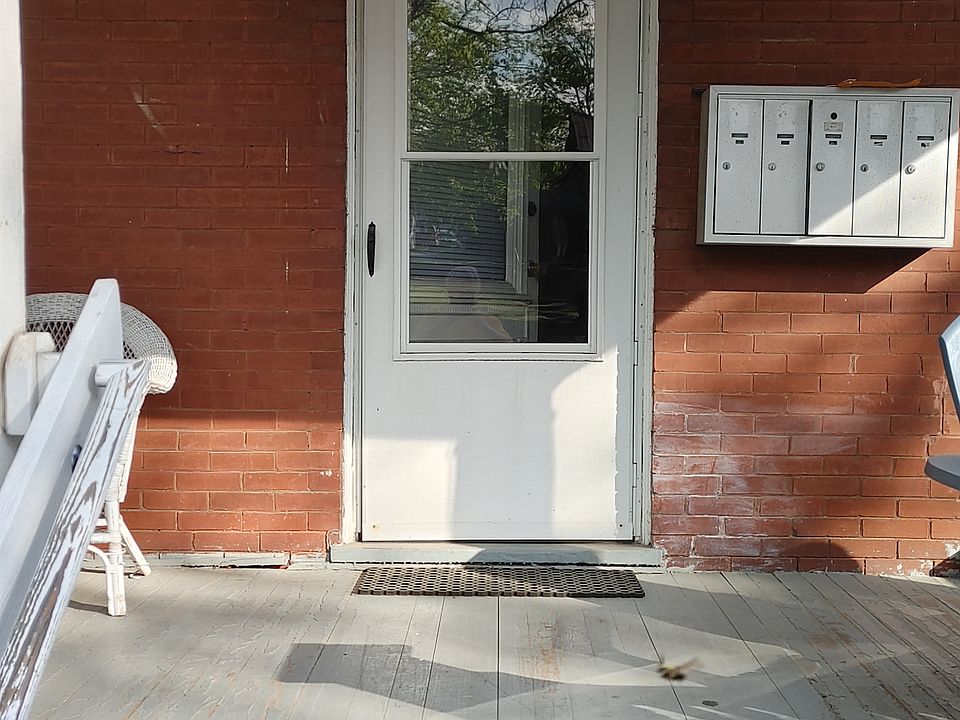 Front porch on West College great for peple watching.