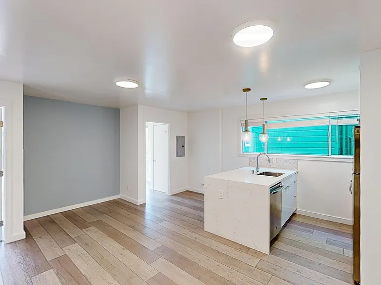 1085 S Van Ness Ave — Photo 14