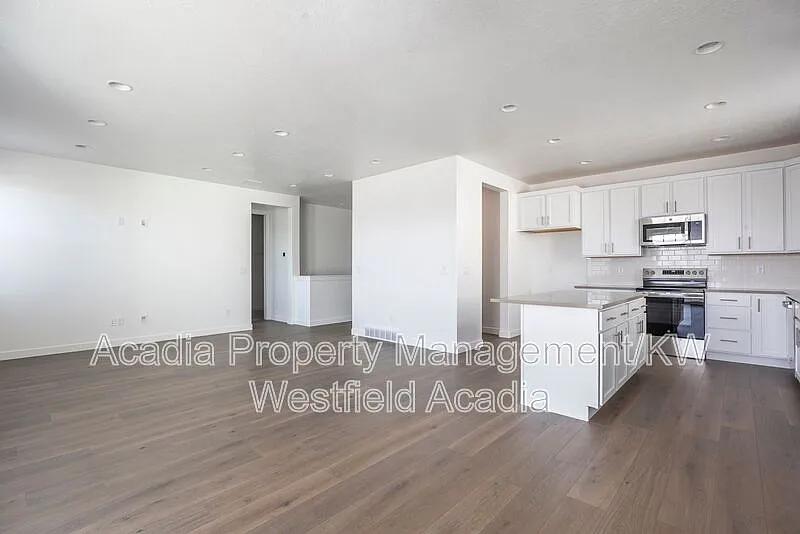 3 bed, 2.0 bath, 3239 sqft, $2,500 — Photo 4