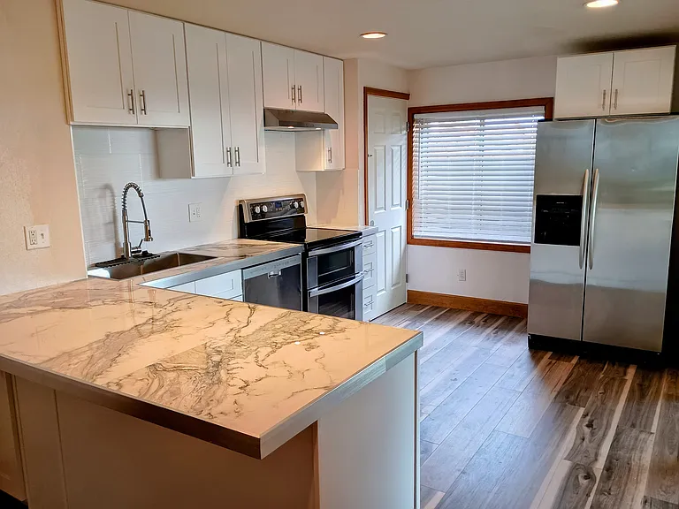 New Luxury Kitchen, w/breakfast bar