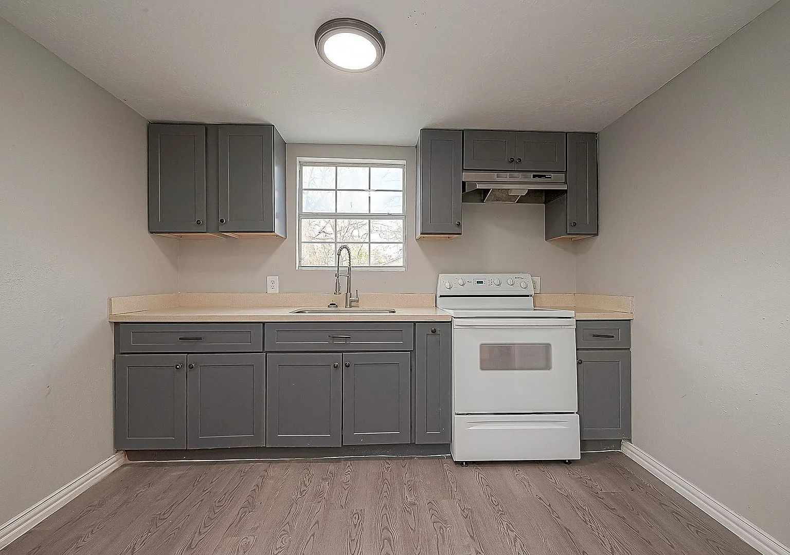 Spacious 3BR/2BA Home in Houston 77028 Convenient Access to Downtown & Major Highways — Photo 2