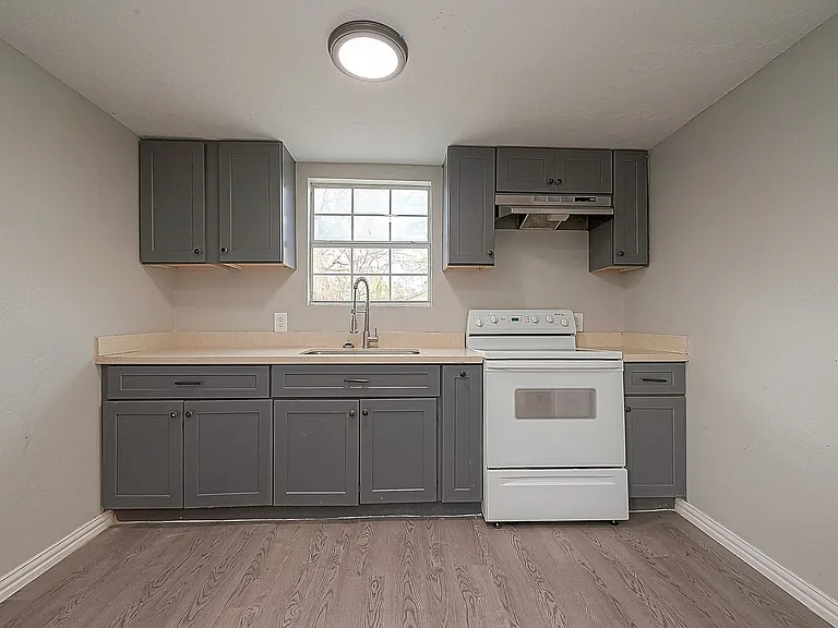 8304 Darien St — Photo 2