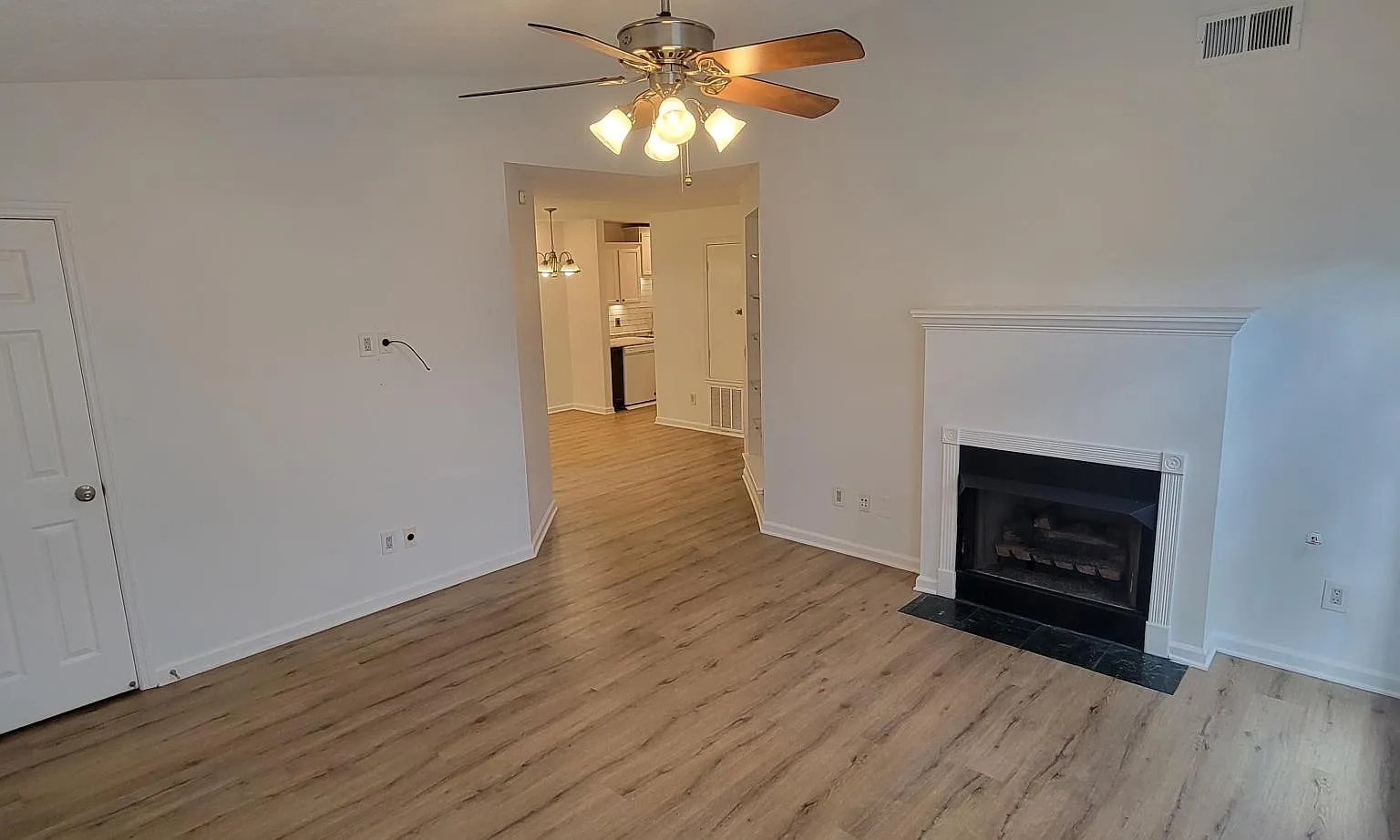 2 bed, 1073 sqft, $1,600 — Photo 3