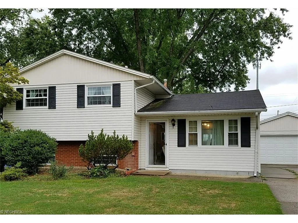 1100 Sweetbriar Dr photo 1