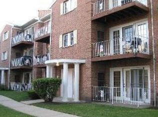684 Quincy Bridge Ln APT 101, Glenview, IL 60025