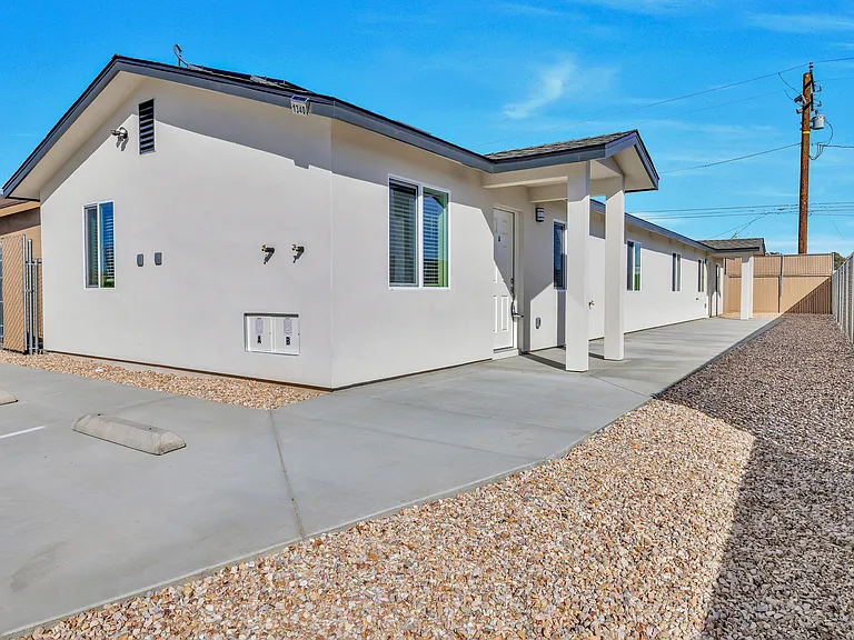 1340 W Mariposa Ave — Photo 7