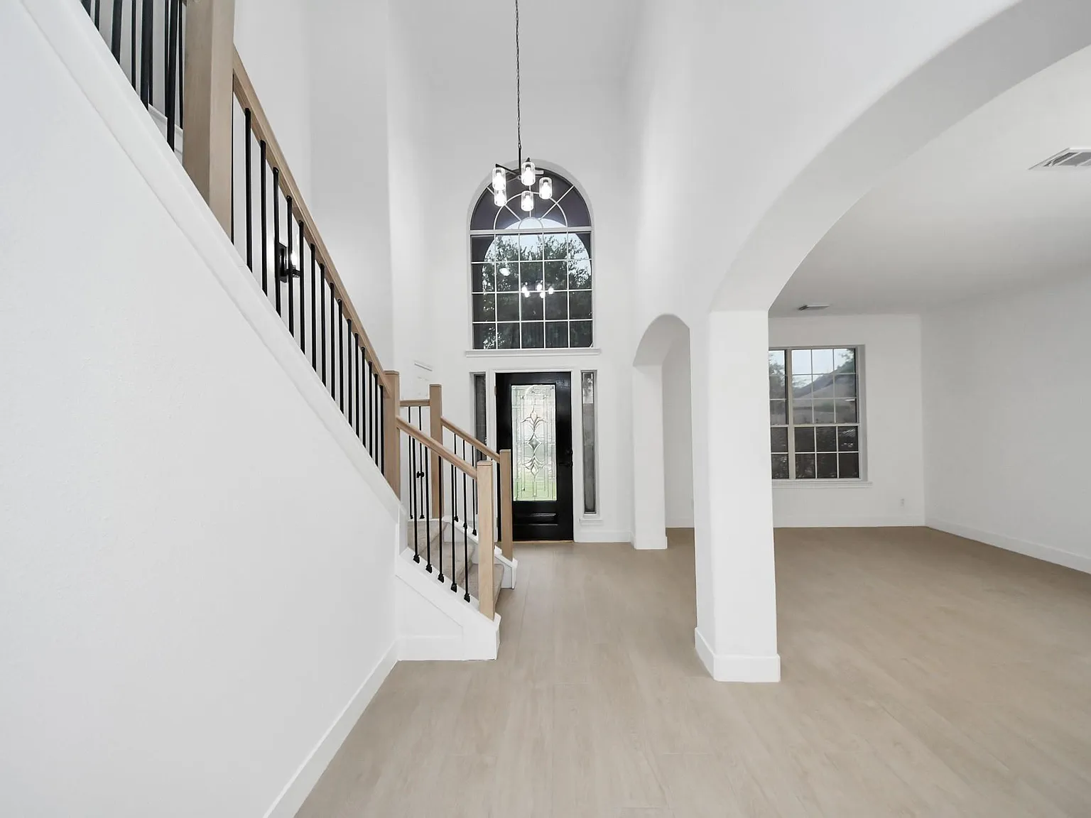 4 bed, 2.5 bath, 2719 sqft, $2,800 — Photo 4