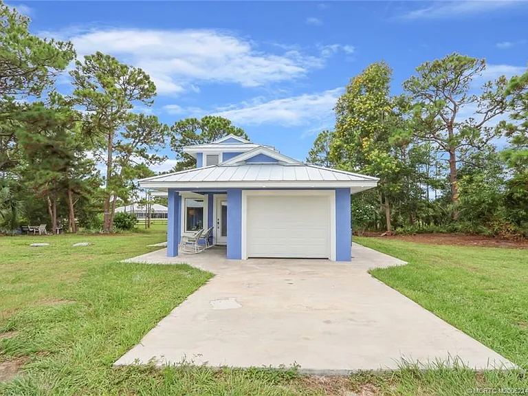 64 NE Acacia Trl — Photo 1
