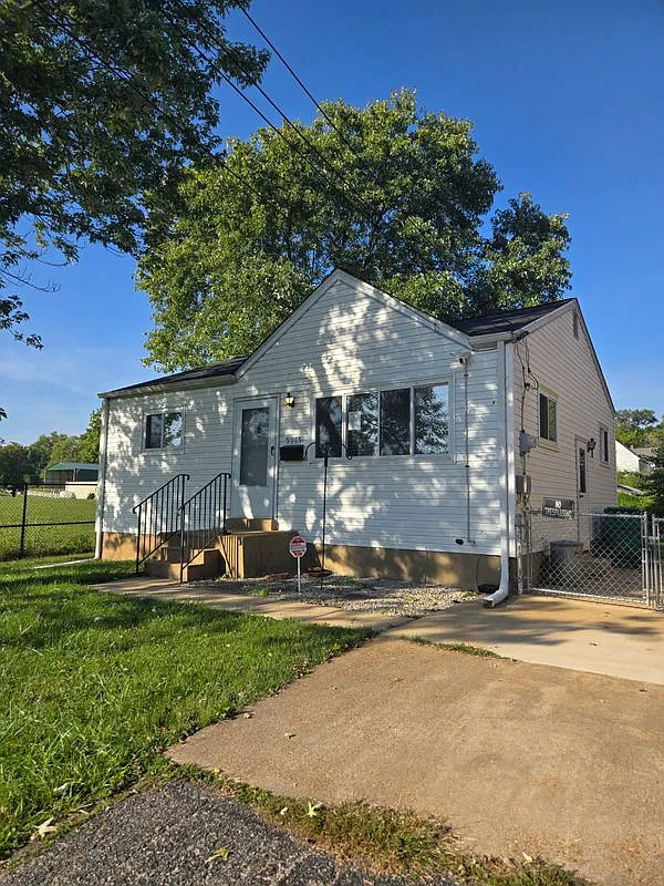2 bed, 1.0 bath, 783 sqft, $1,150 — Photo 2
