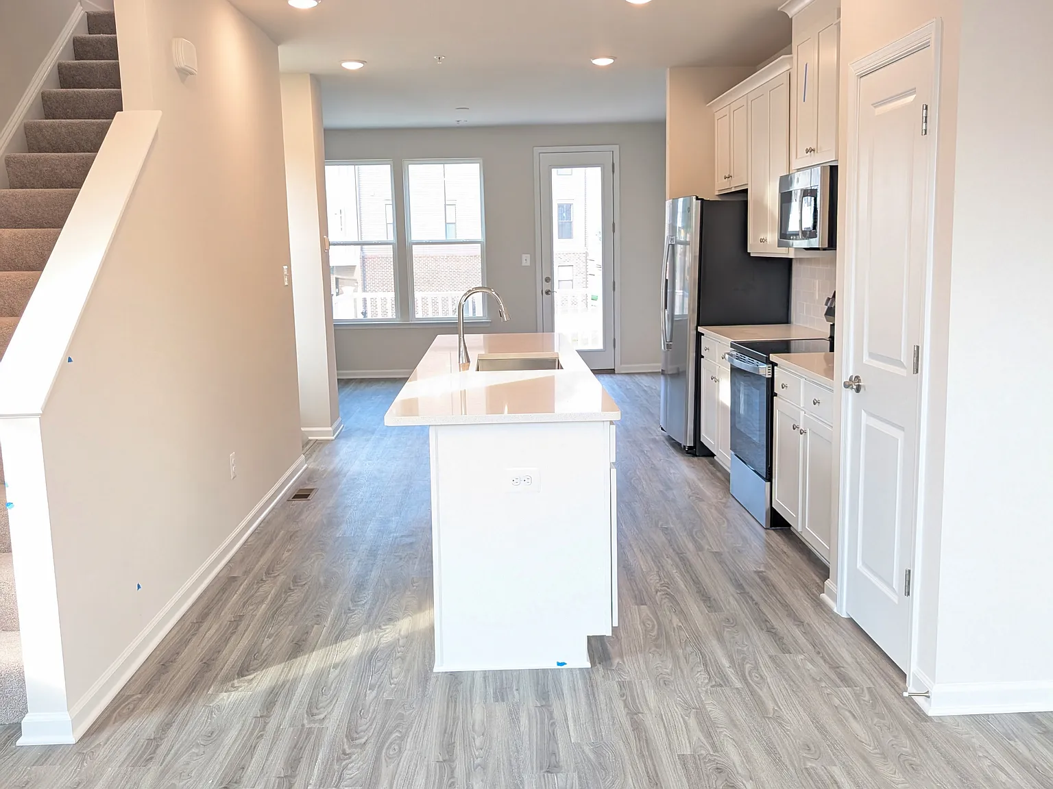 3 bed, 3.5 bath, 1650 sqft, $3,400 — Photo 4