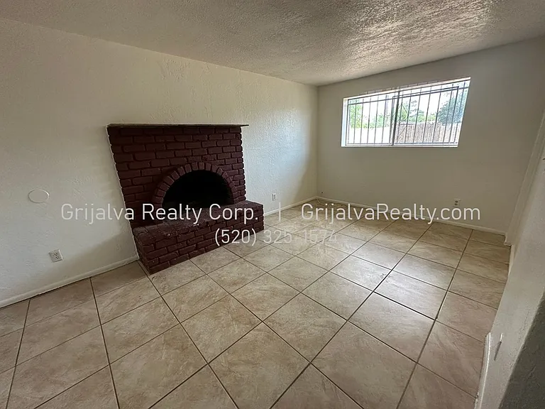3325 S Elson Ave — Photo 2