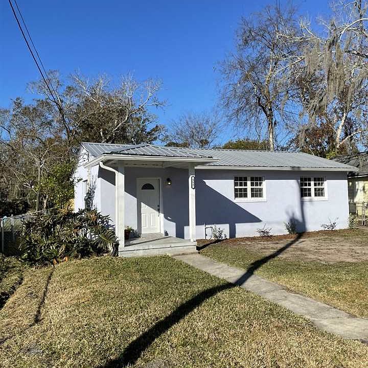 1st image of 352 Armas Ave