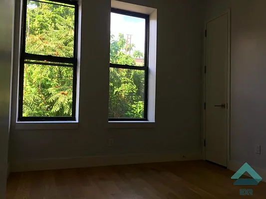 Rented by EXR | media 50