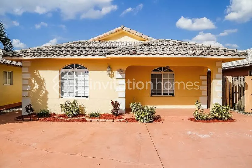 9991 NW 126th Ter Hialeah Gardens, FL 33018 — Photo 1