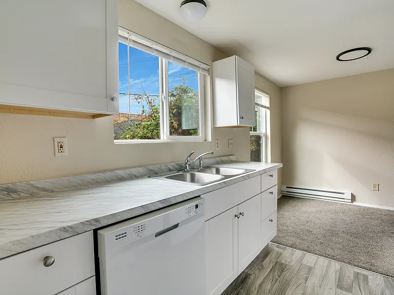 2412 S I St #3 — Photo 6
