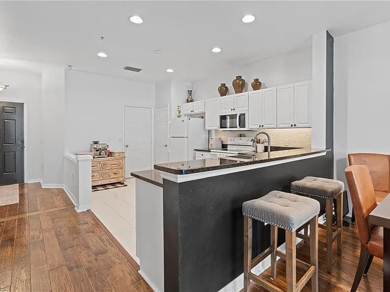 941 Hampton Cir #109 — Photo 1