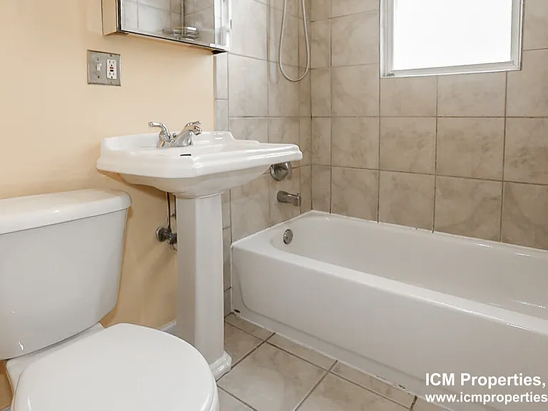 642 W Roscoe St #1 — Photo 3