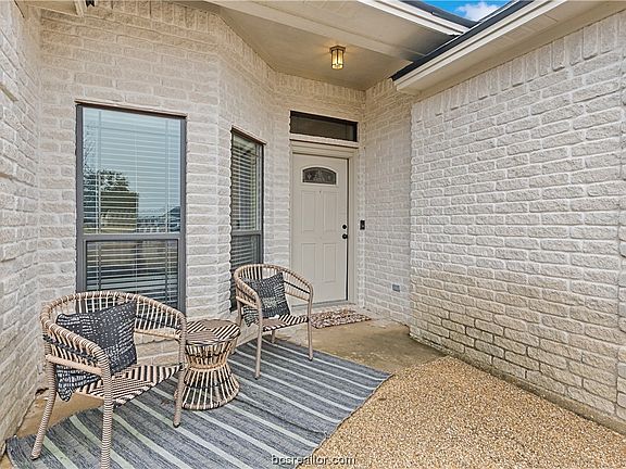 3rd image of 912 Delrey Dr
