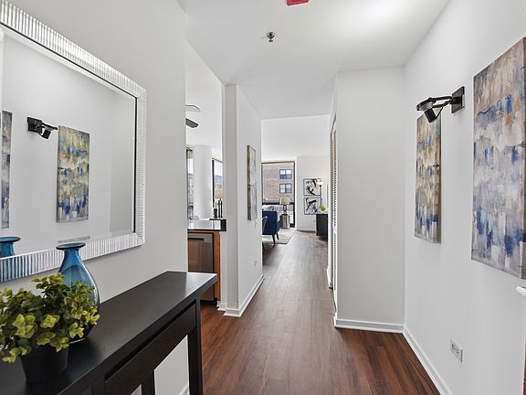 5th image of 210 S Des Plaines St #602