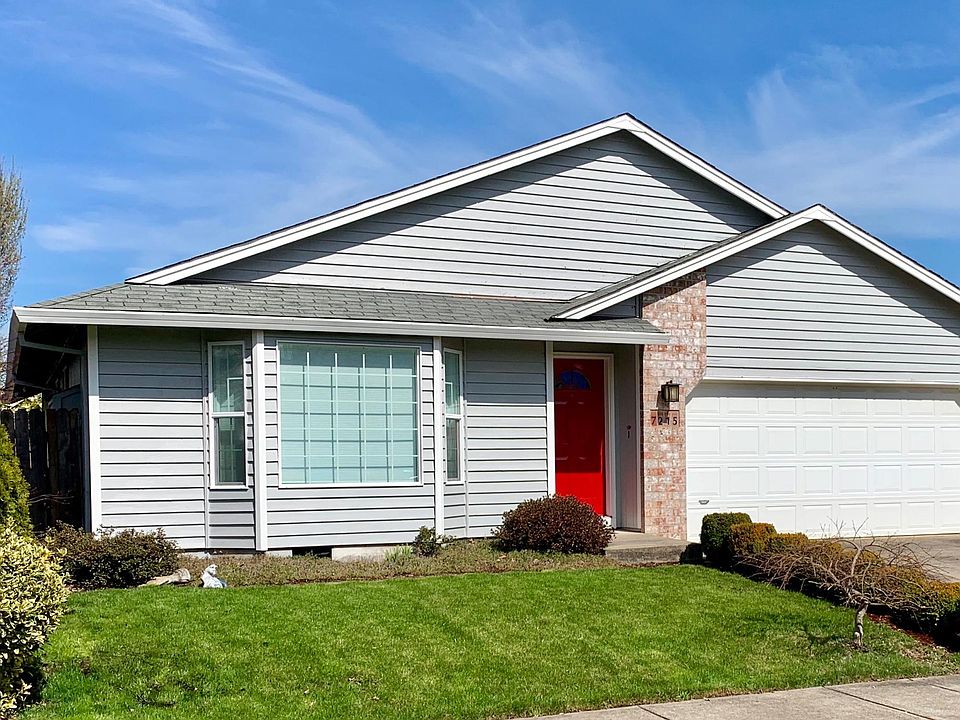 Wide driveway with plenty of room