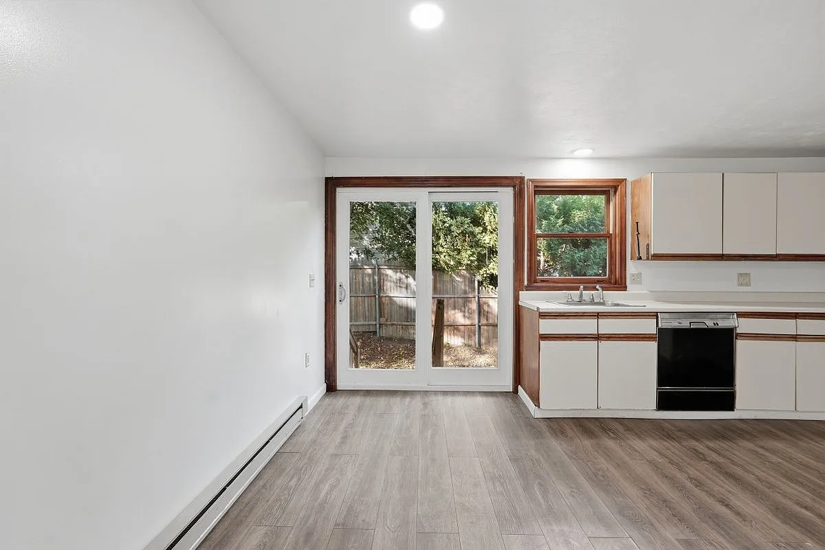2 bed, 1.0 bath, 880 sqft, $2,000 — Photo 1