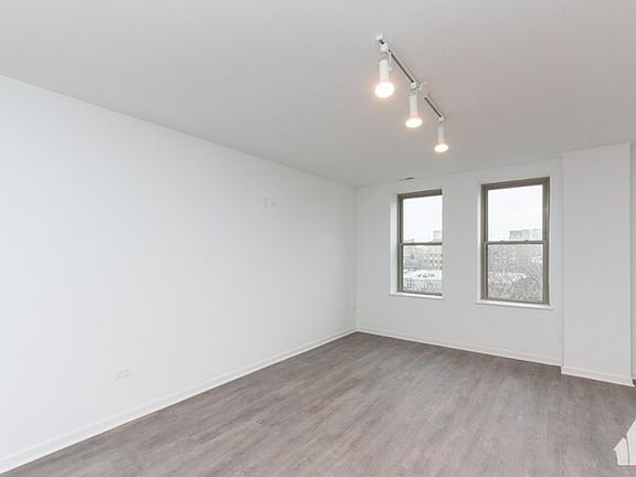 4th image of 940 W Winona St #507R