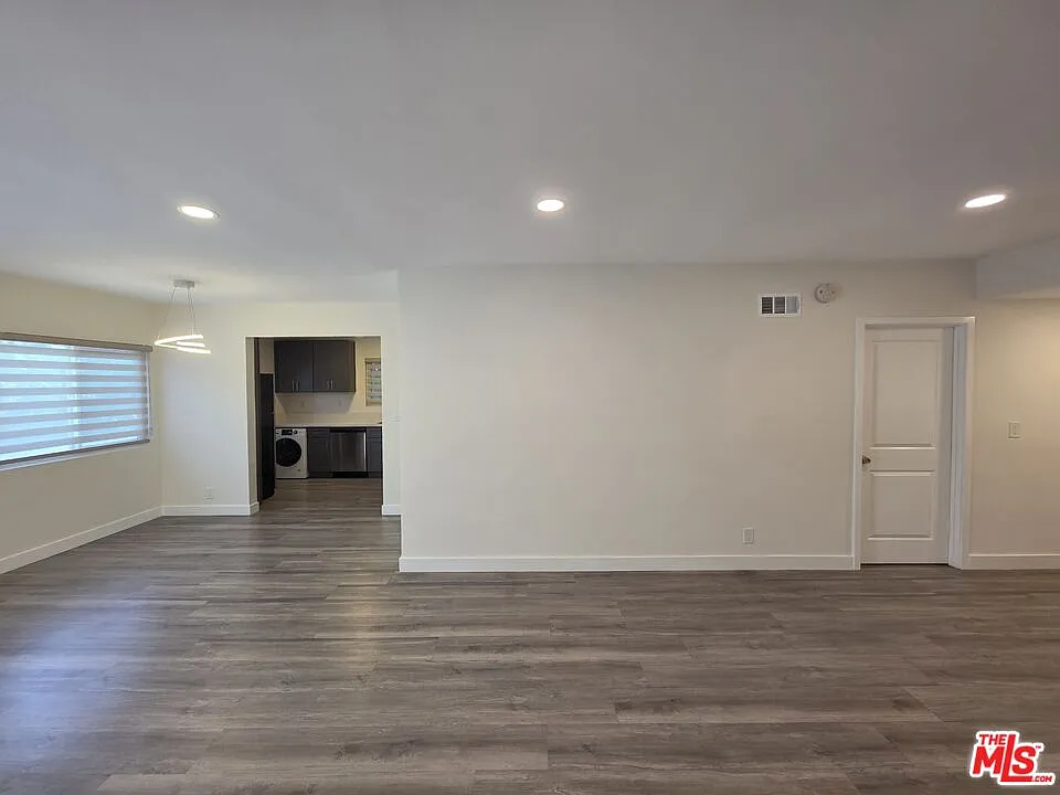 3 bed, 2.0 bath, 1400 sqft, $4,200 — Photo 4