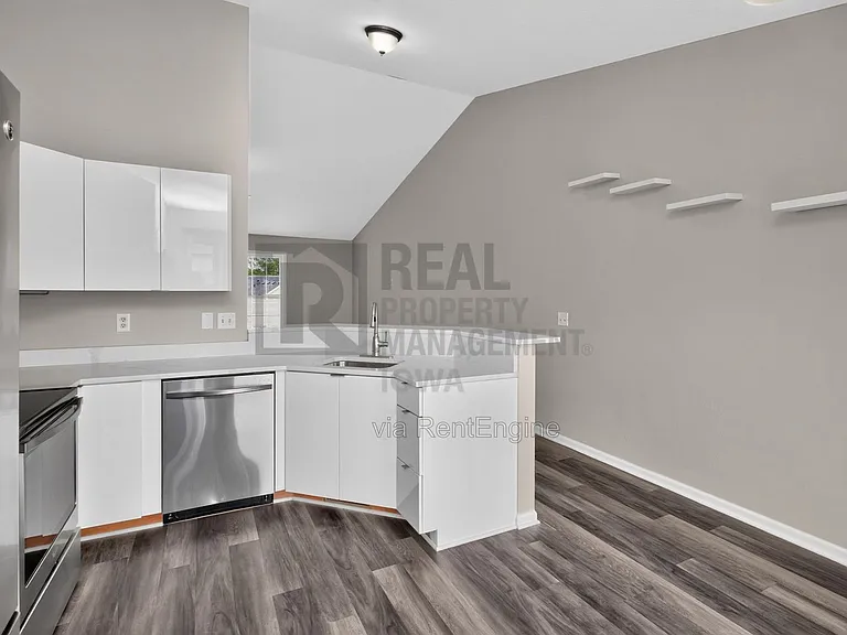 1229 E 18th St — Photo 13