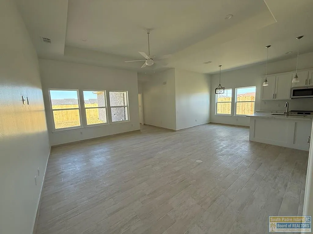 3 bed, 2.0 bath, 1592 sqft, $2,300 — Photo 4