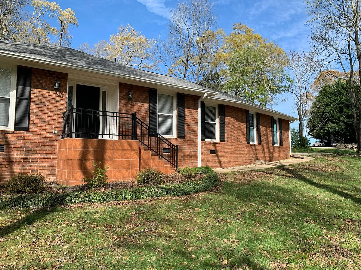 Building Photo - 1020 Lois Ln