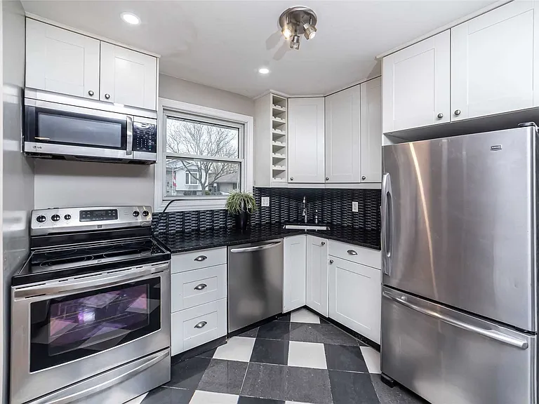 23 Speight Cres — Photo 3