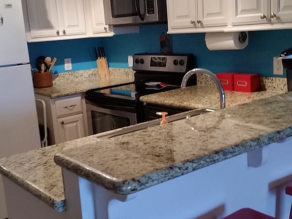 Kitchen with breakfast bar 