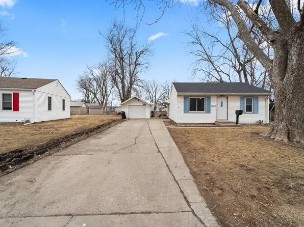 311 E 22nd St S, Newton, IA 50208