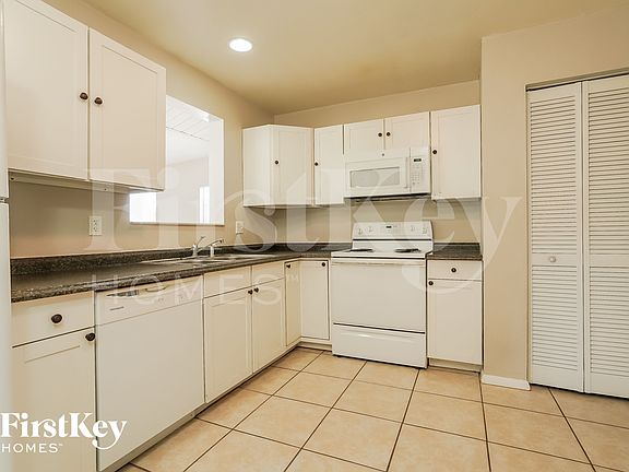 5th image of 432 SW 37th Ter