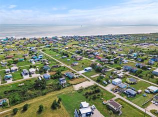 1083 Lakewood Dr, Pt Bolivar, TX 77650