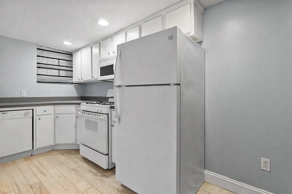 Studio, 1.0 bath, 350 sqft, $2,500 — Photo 2
