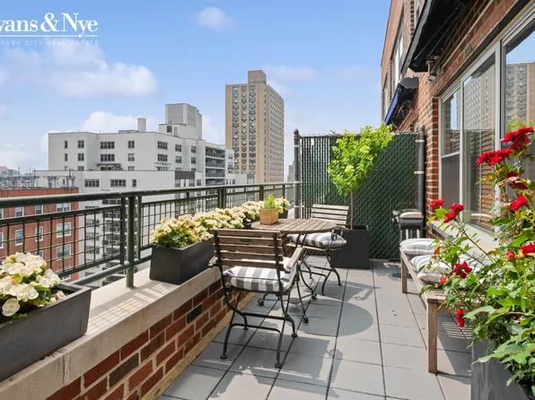 32 Gramercy Park South 17D image 3 of 16