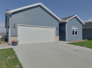 2022 34th Ave SE, Mandan, ND 58554
