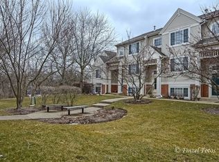 549 Cary Woods Cir, Cary, IL 60013