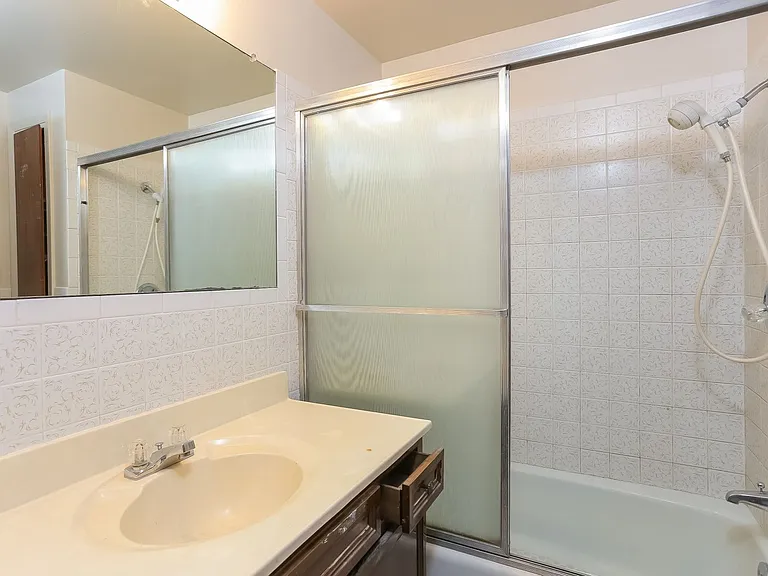 2408 Lake Dr — Photo 3