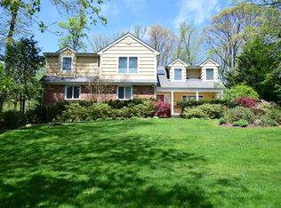 25 Henhawk Rd, Great Neck, NY 11024