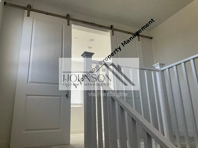 405 Avendale Dr — Photo 2