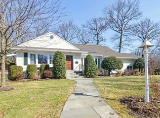 7 Pebbleway Rd, New Rochelle, NY 10804