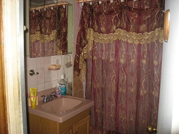 5th image of 42 Shepard Ave
