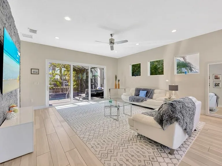 2706 W Trilby Ave — Photo 18