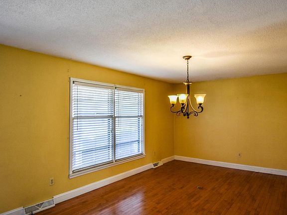 3rd image of 1406 Satinwood Dr
