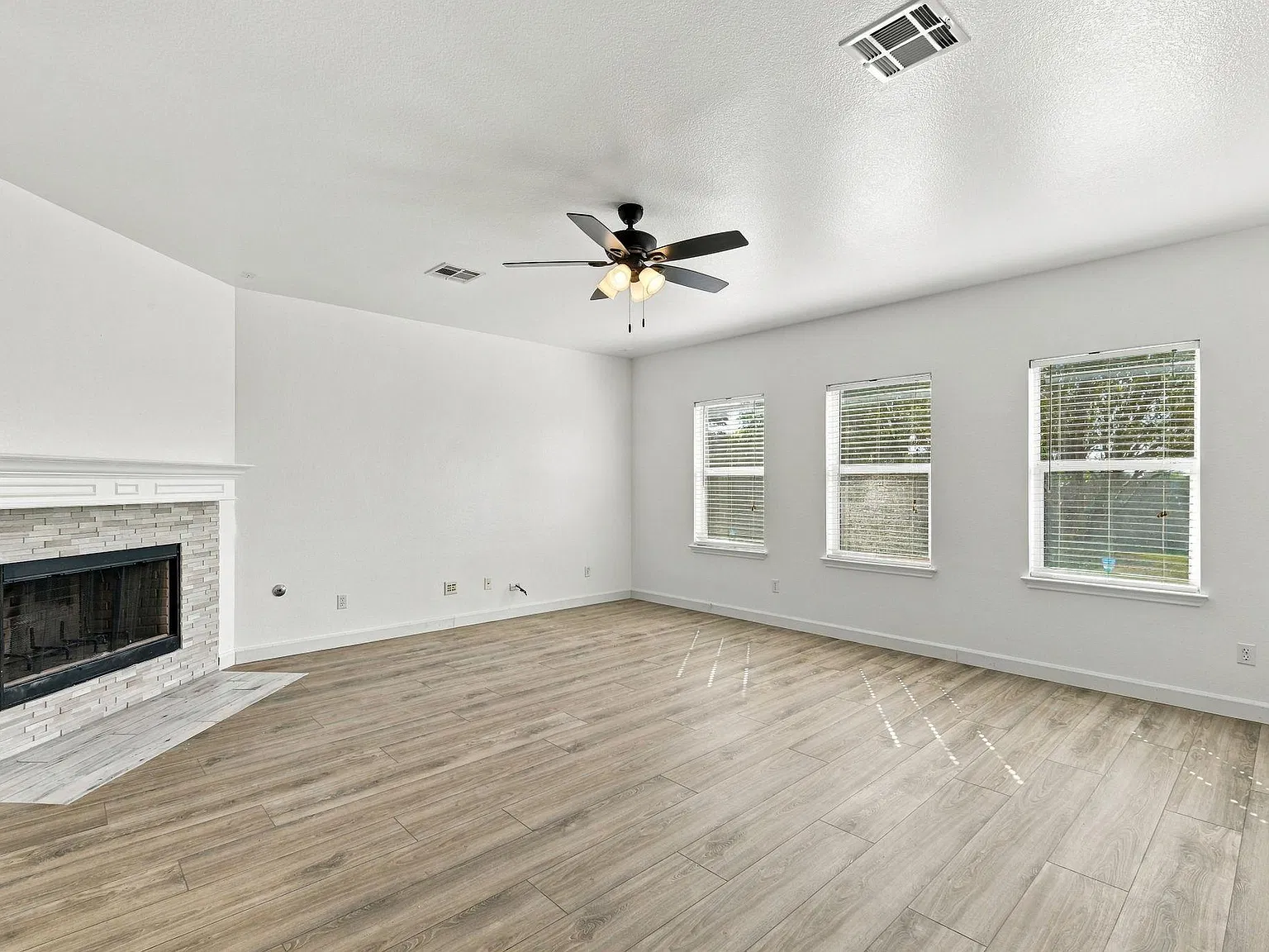 4 bed, 2.5 bath, 2723 sqft, $2,450 — Photo 2
