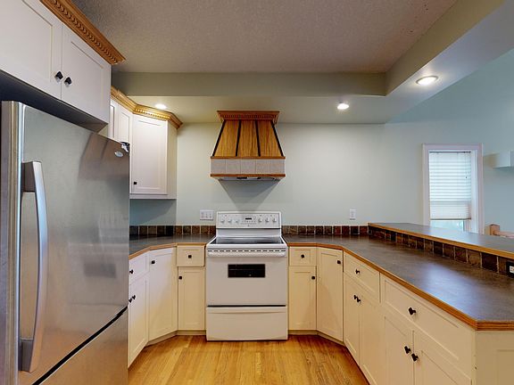 5th image of 215 10th Ave NE