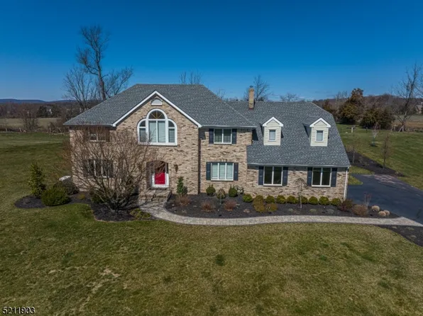 11 Canterbury Ln, Clinton Twp., NJ 08833